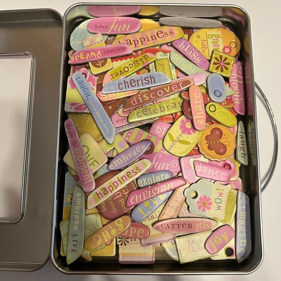 K&C COMPANY “Words & Tags” Chipboard Set in Metal Tin (95 Pieces) - Picture 3 of 5